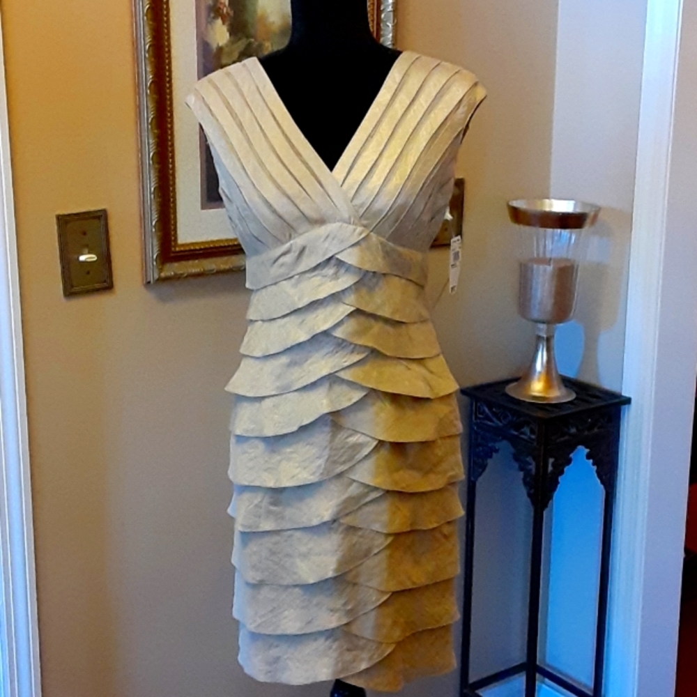 Adrianna Papell champagne layered v neck sleeveless dress Lined size 6P New …